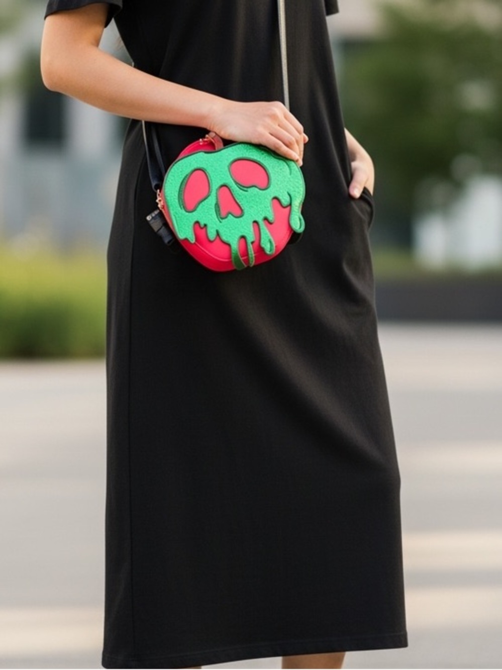Loungefly Disney Snow White Poison Apple Crossbody NWT - Picture 5 of 5